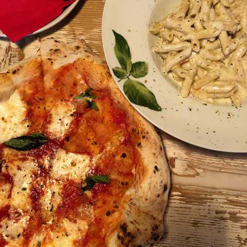 Pizza or Pasta? 🤔 😋 
#pizza #pizzabelgrade #pasta #wheretoeat #belgradefood #foodblog #margherita #quattroformaggi